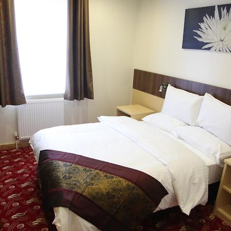 Cambridge Hotel Huddersfield Bagian luar foto