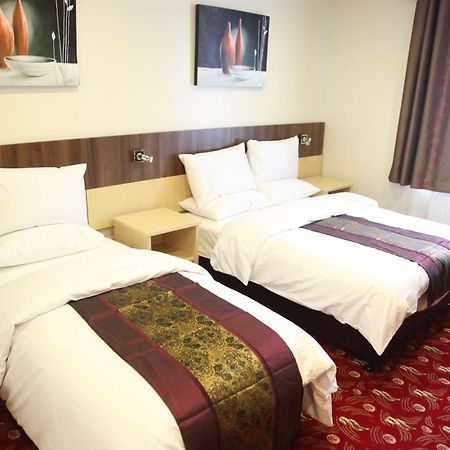 Cambridge Hotel Huddersfield Bagian luar foto