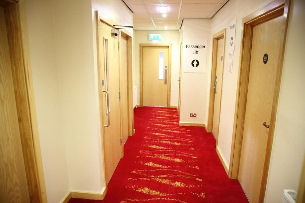 Cambridge Hotel Huddersfield Bagian luar foto