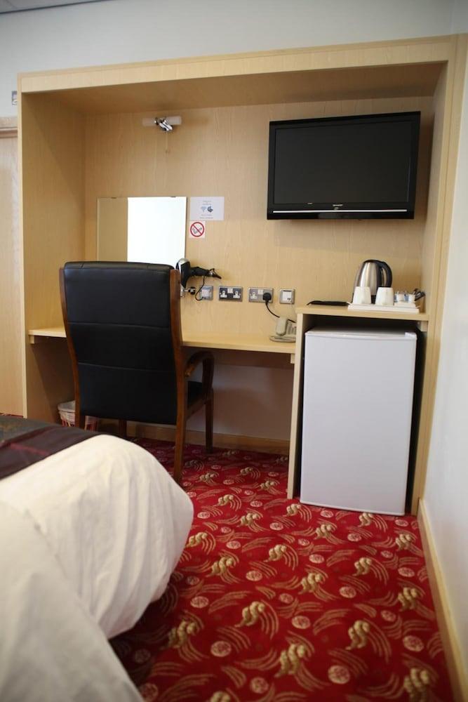 Cambridge Hotel Huddersfield Bagian luar foto