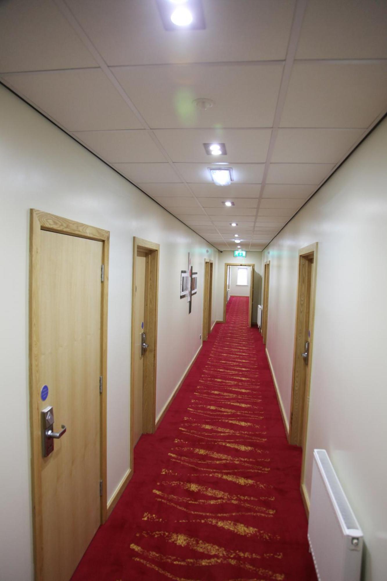 Cambridge Hotel Huddersfield Bagian luar foto