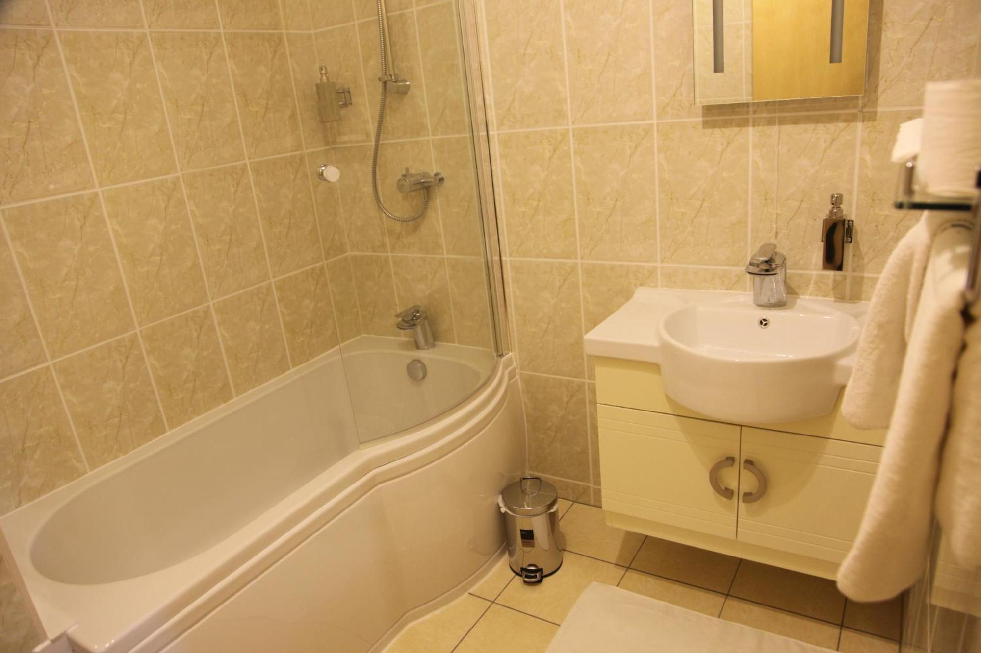 Cambridge Hotel Huddersfield Bagian luar foto