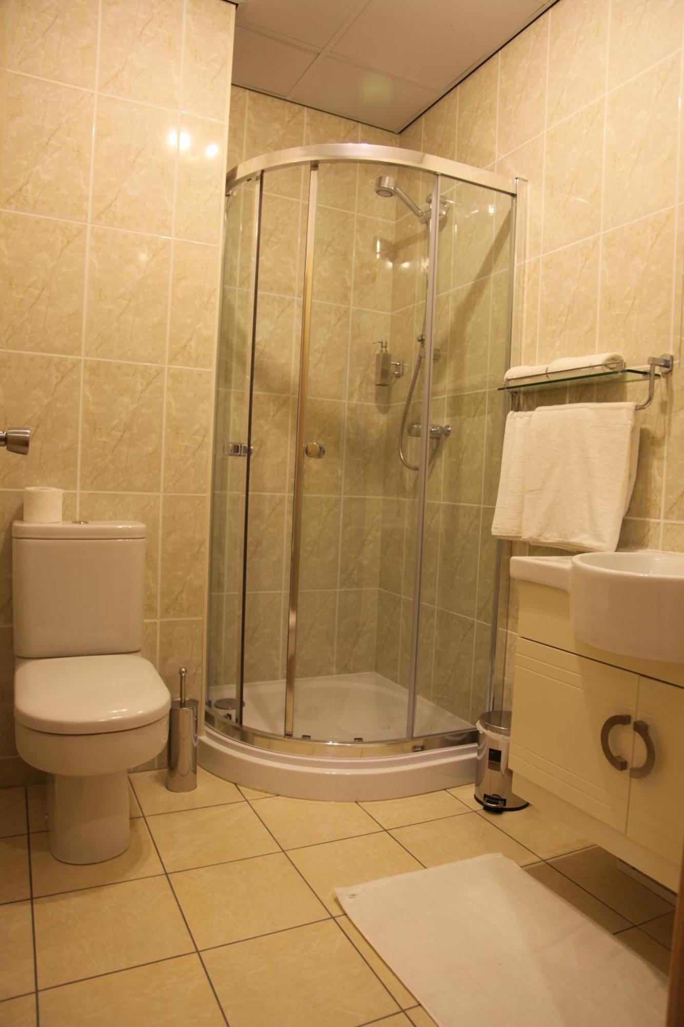Cambridge Hotel Huddersfield Bagian luar foto