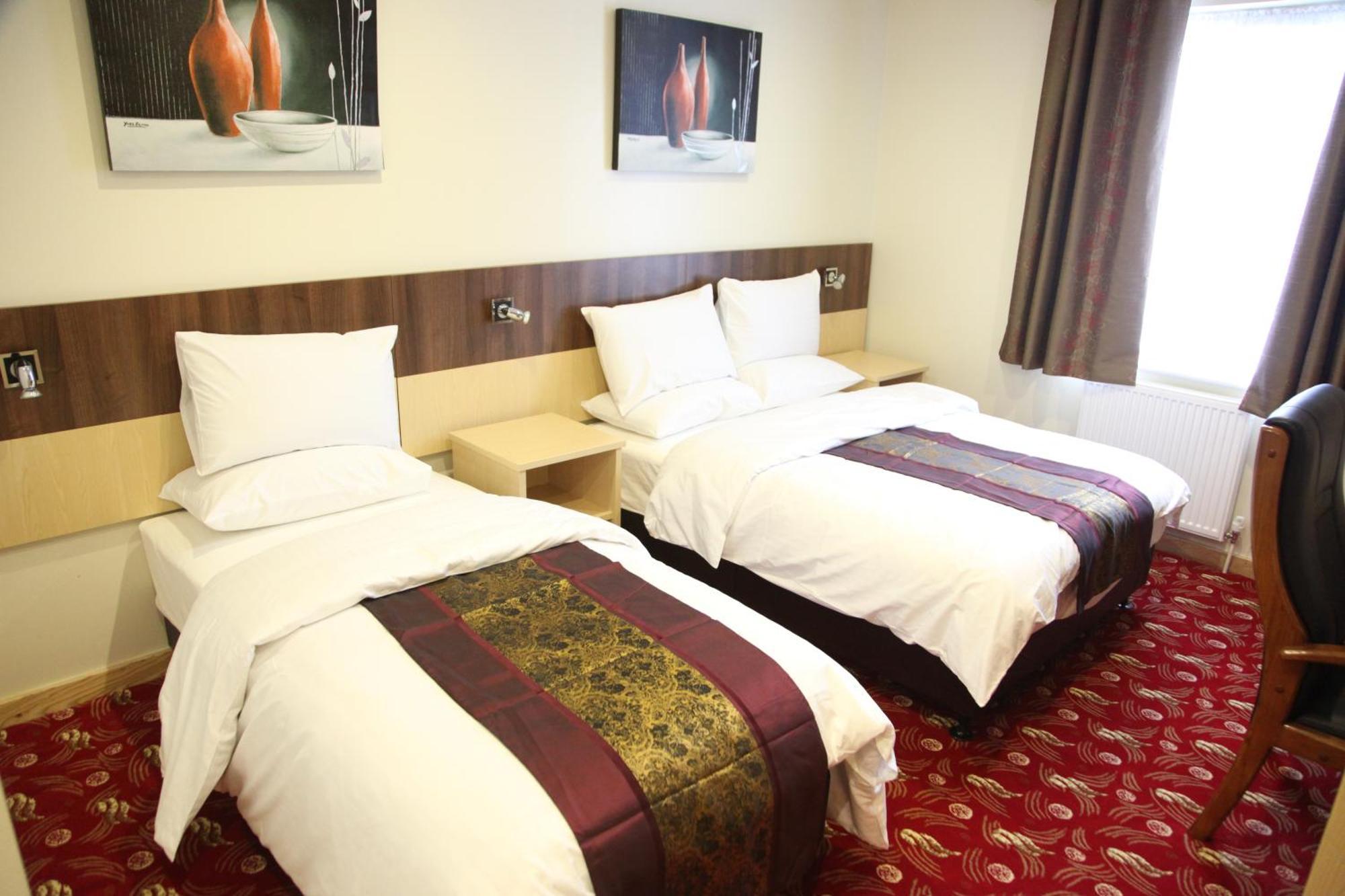 Cambridge Hotel Huddersfield Bagian luar foto