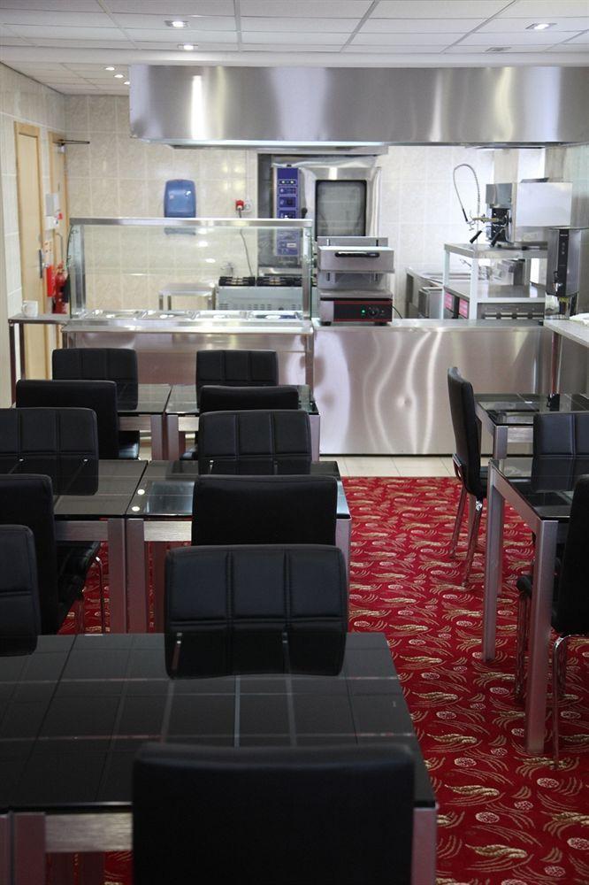 Cambridge Hotel Huddersfield Bagian luar foto