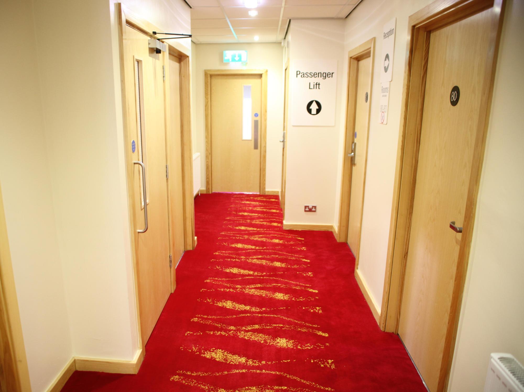 Cambridge Hotel Huddersfield Bagian luar foto