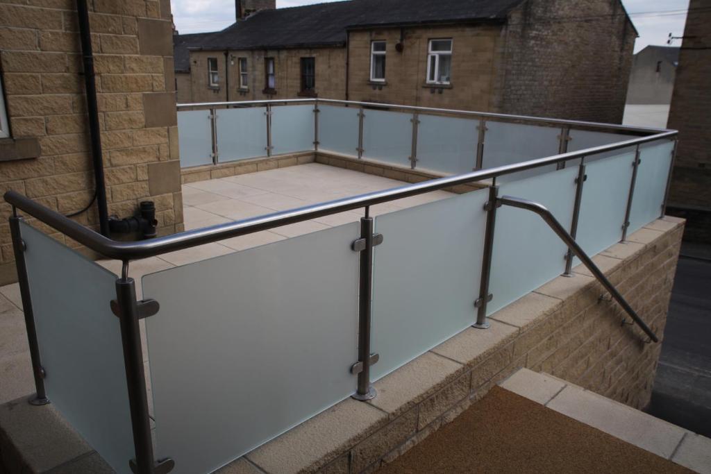 Cambridge Hotel Huddersfield Bagian luar foto