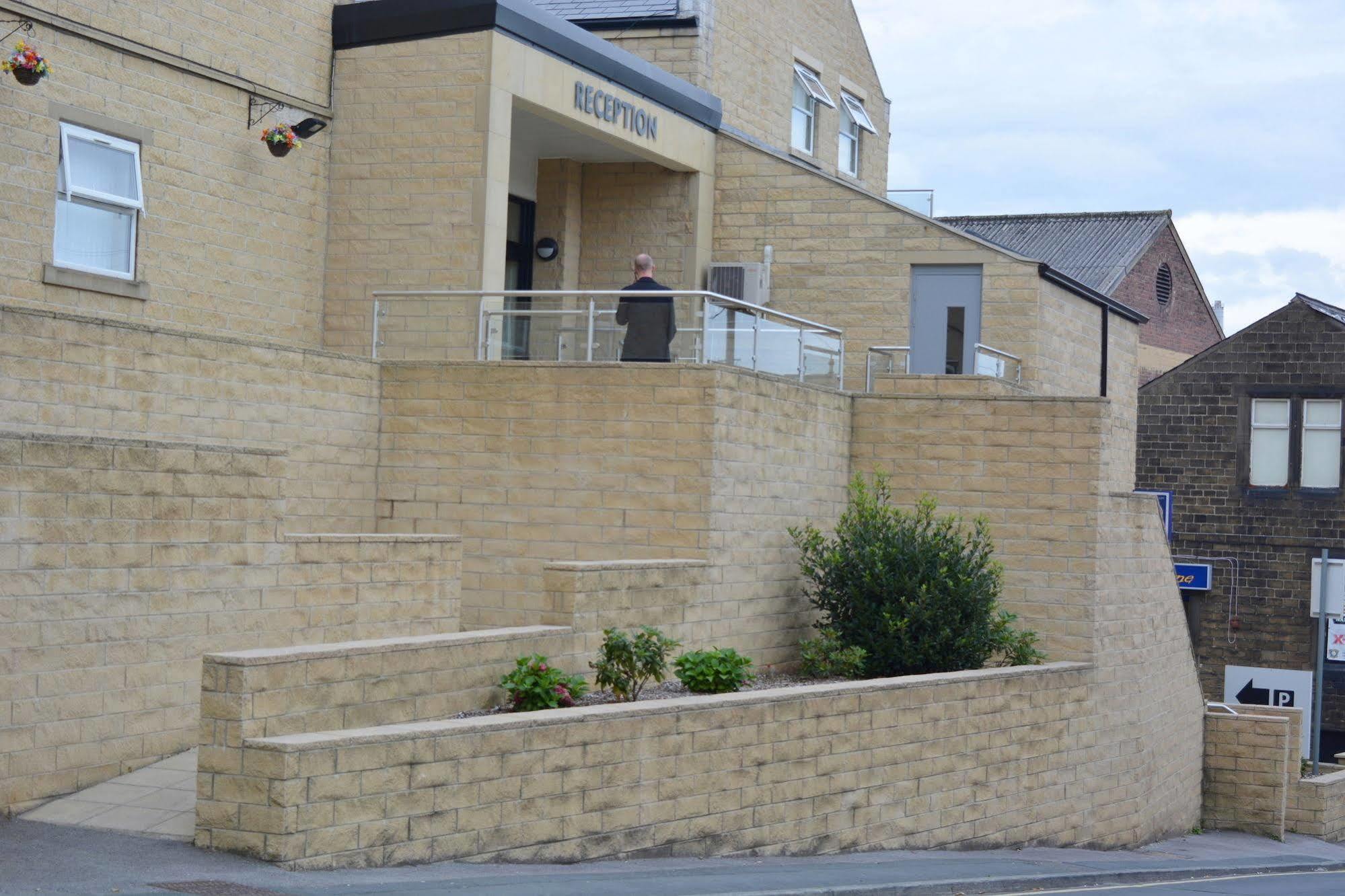 Cambridge Hotel Huddersfield Bagian luar foto