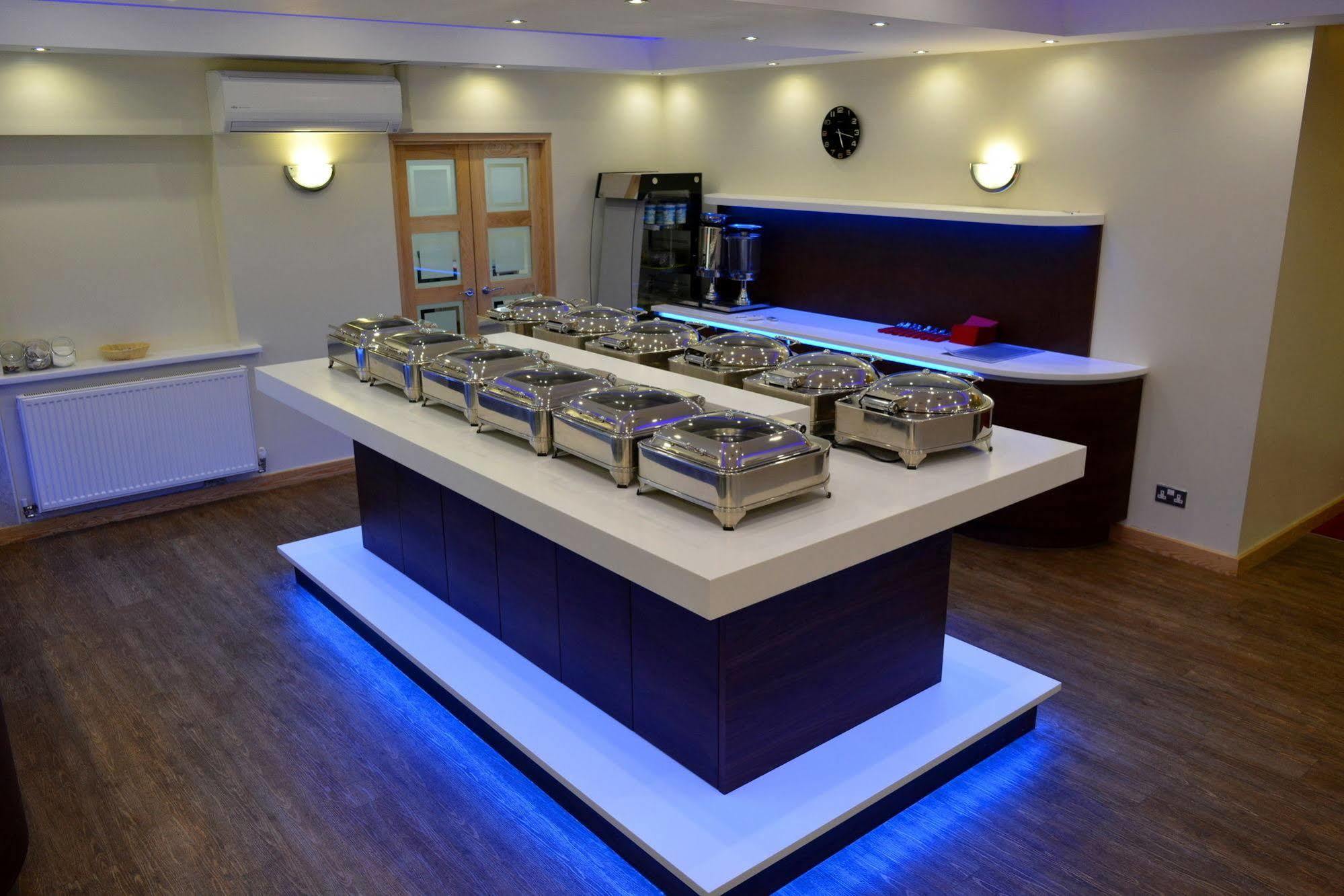Cambridge Hotel Huddersfield Bagian luar foto
