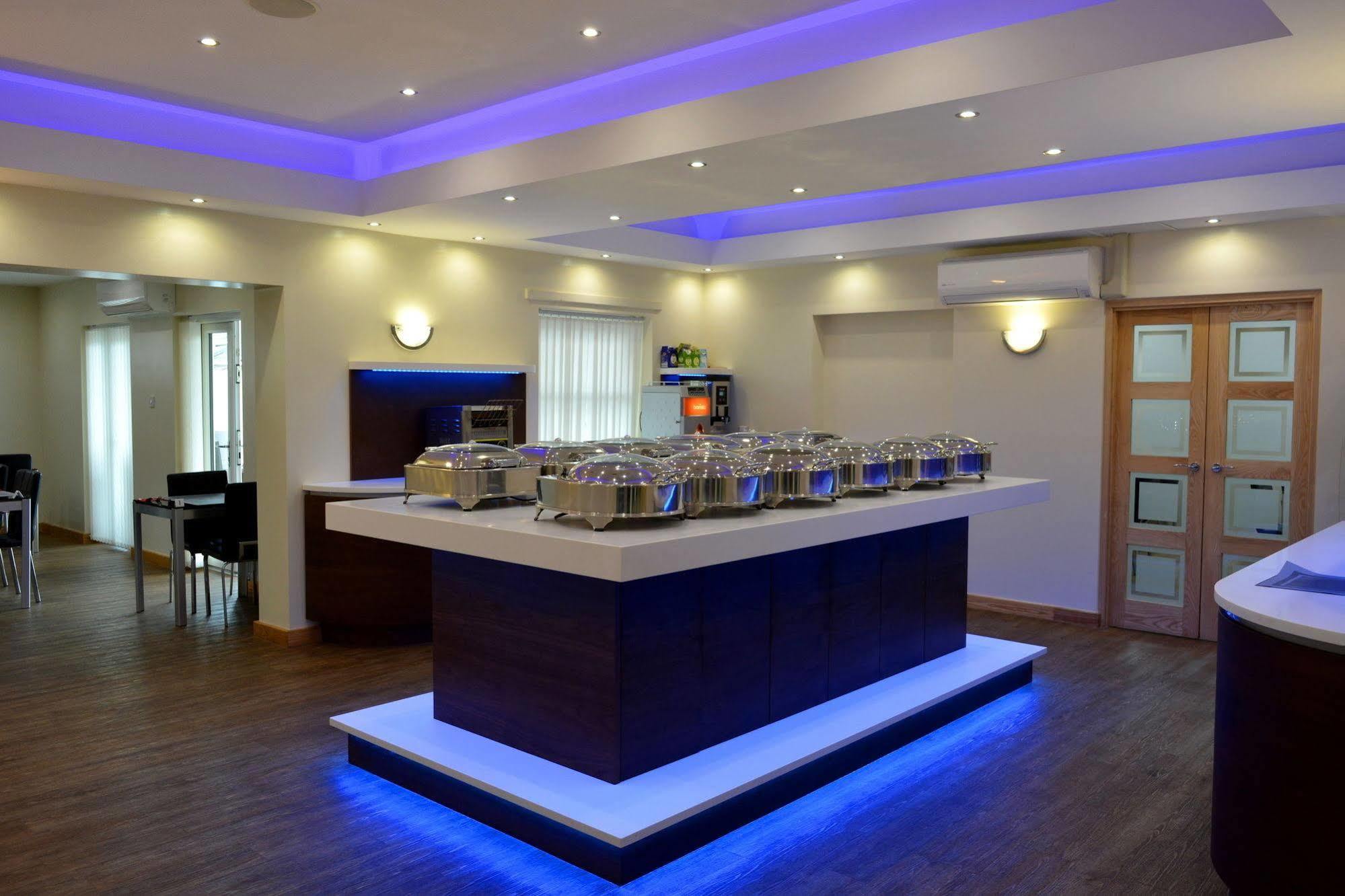 Cambridge Hotel Huddersfield Bagian luar foto