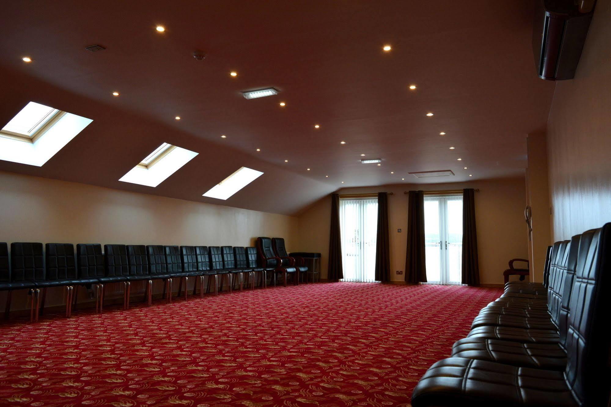 Cambridge Hotel Huddersfield Bagian luar foto