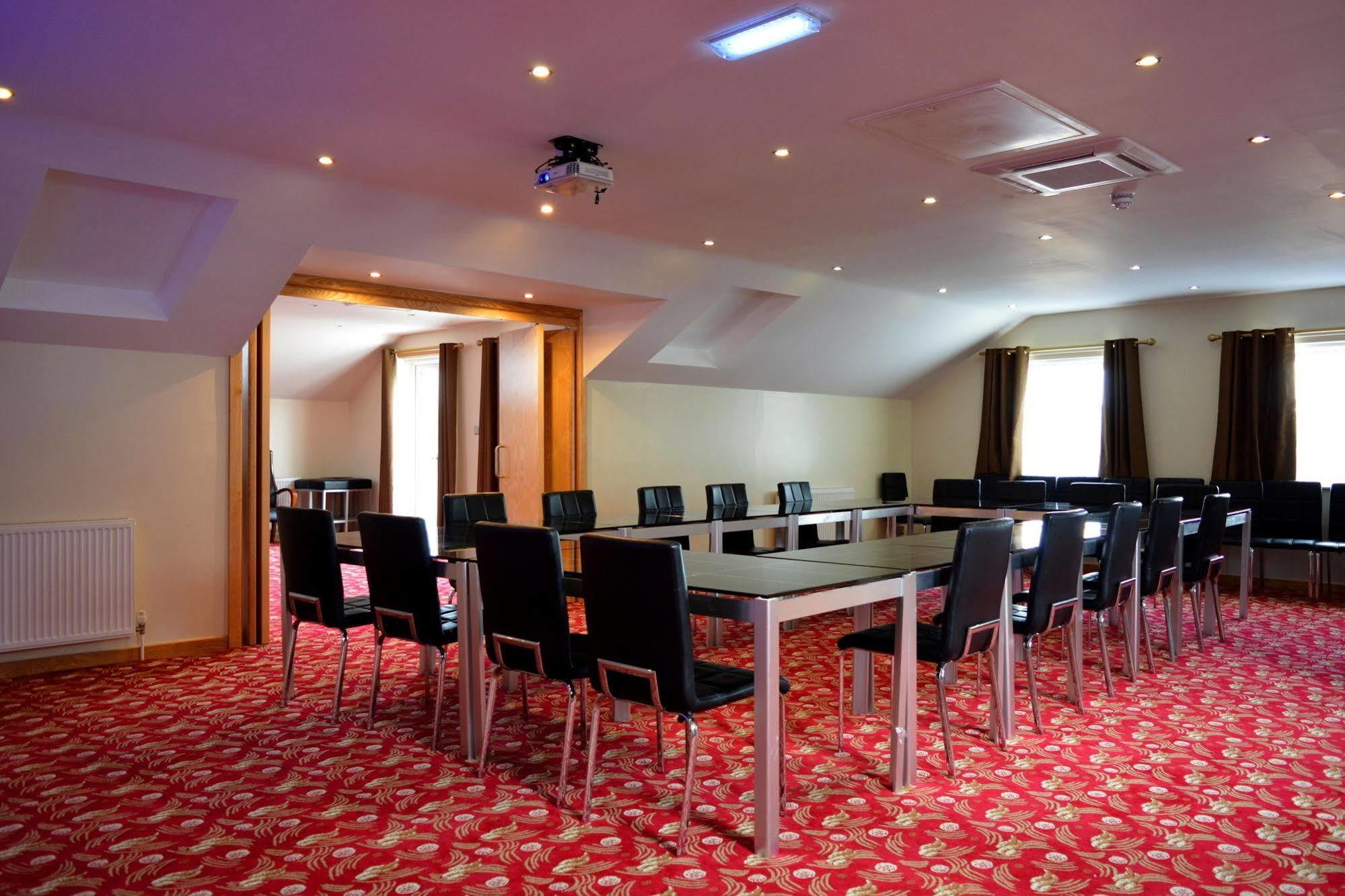 Cambridge Hotel Huddersfield Bagian luar foto