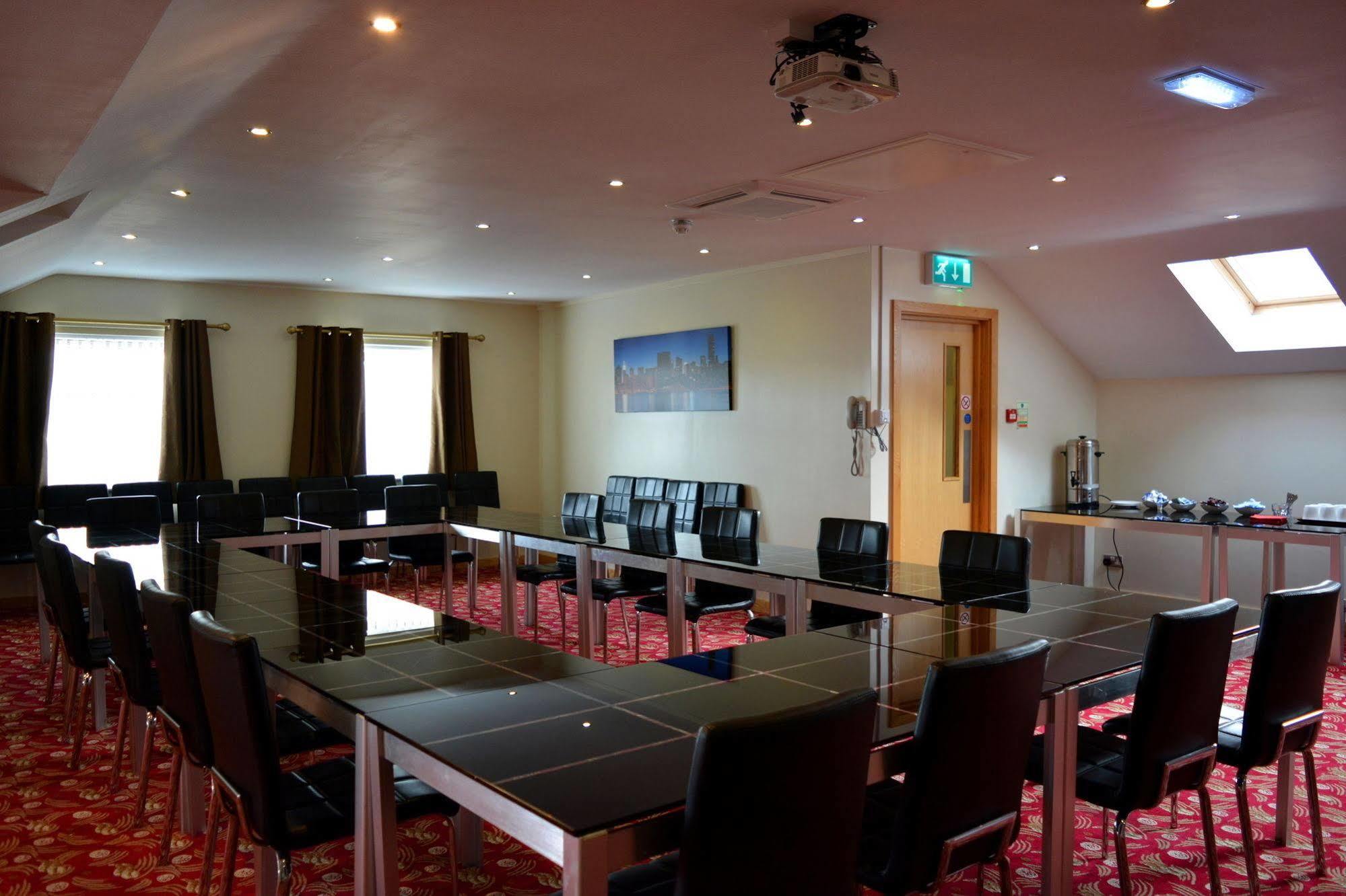 Cambridge Hotel Huddersfield Bagian luar foto