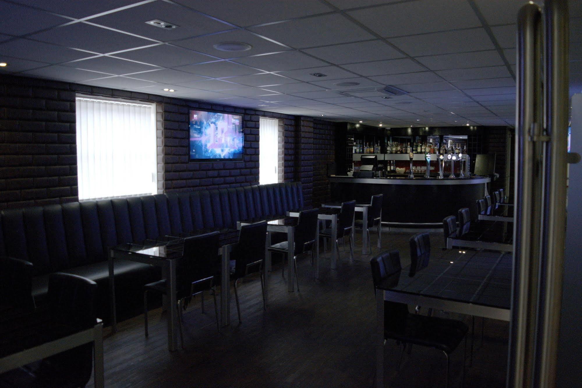 Cambridge Hotel Huddersfield Bagian luar foto