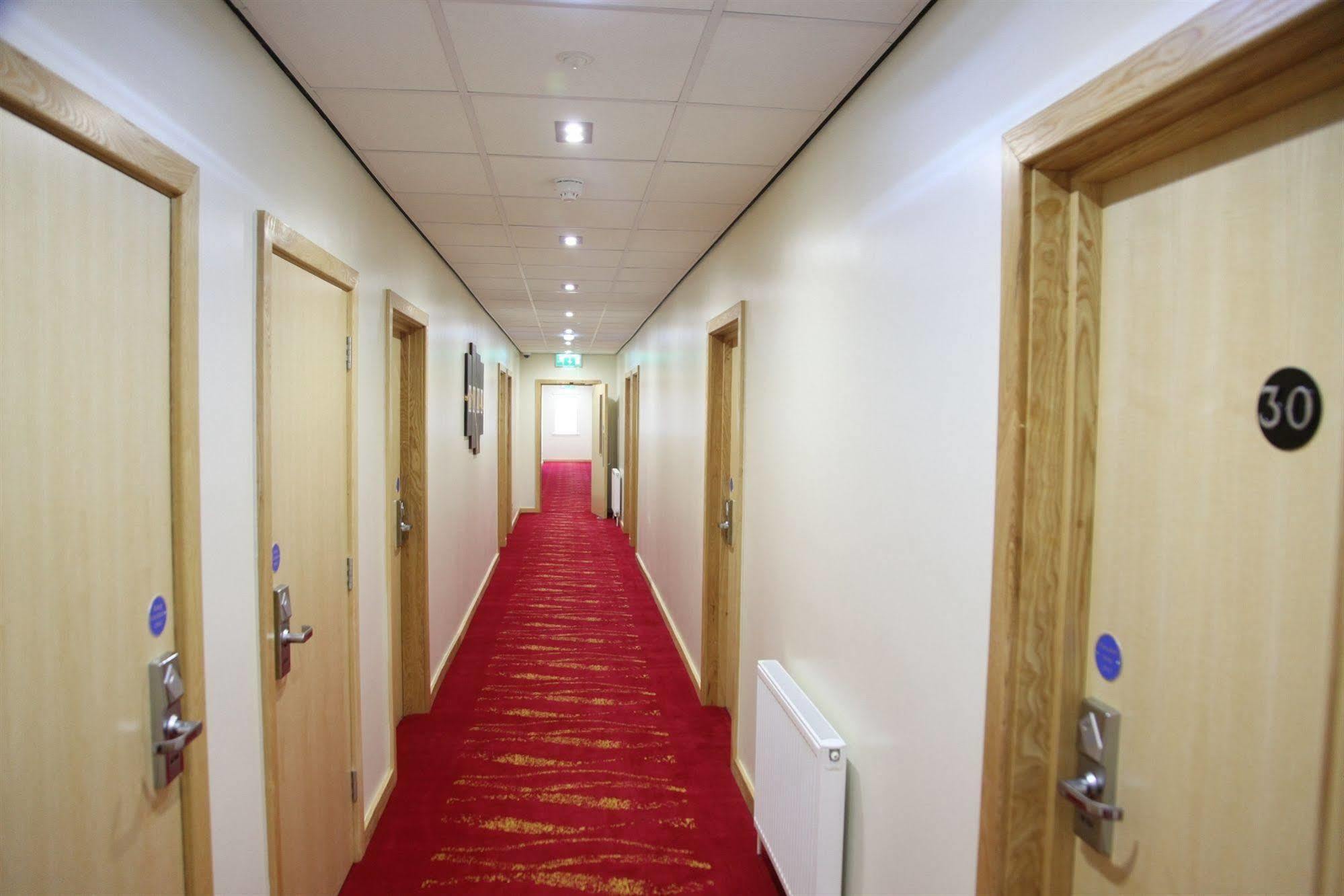 Cambridge Hotel Huddersfield Bagian luar foto